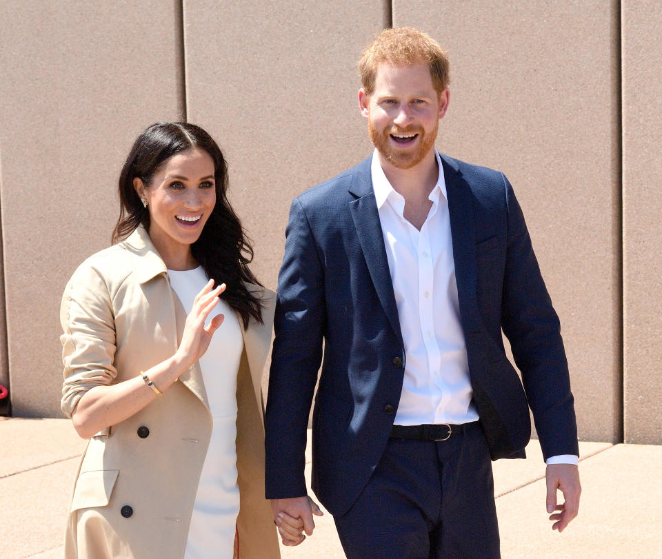 SYDNEY, AUSTRALIA - OCTOBER 16:  Prince Harry, Duke of Sussex and Meghan, Duchess of Sussex meet members of the public outside the Sydney Opera House on October 16, 2018 in Sydney, Australia. The Duke and Duchess of Sussex are on their official 16-day Autumn tour visiting cities in Australia, Fiji, Tonga and New Zealand.  (Photo by Karwai Tang/WireImage)