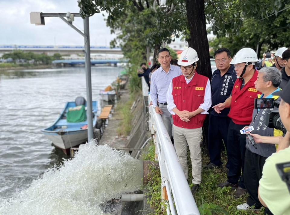 陳其邁視察防颱準備，確認抽水機運作正常。（圖：高雄市政府提供）