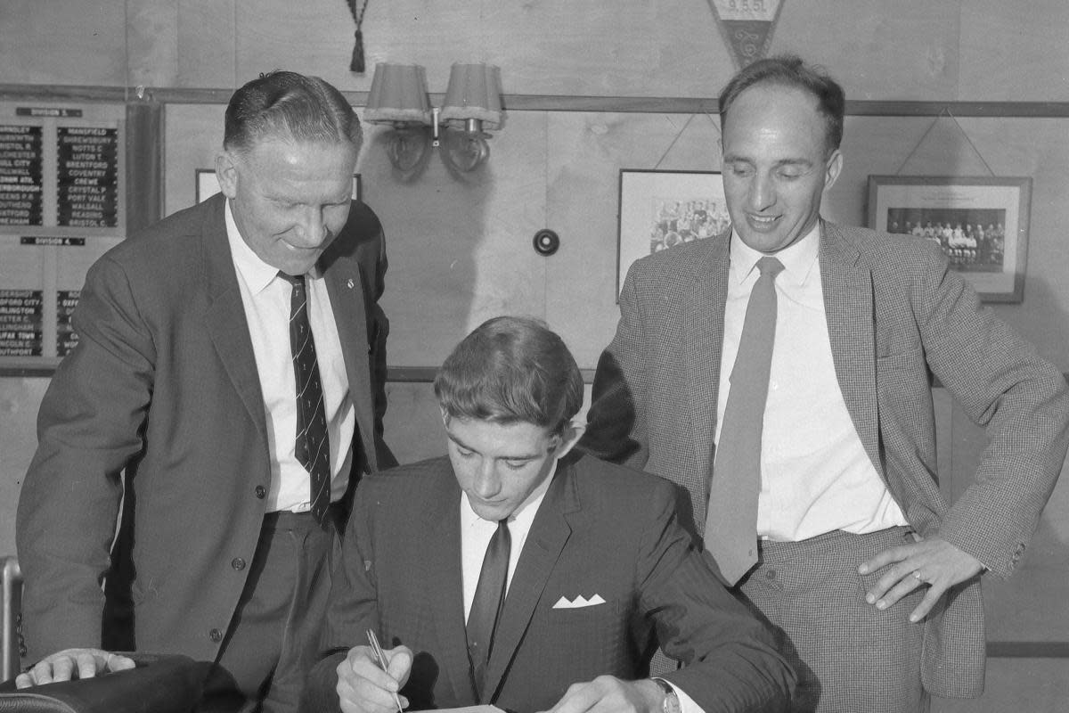 Bill Nicholson, left, and Bill McGarry look on as Pat Jennings signs his contract at Spurs <i>(Image: Watford Observer)</i>