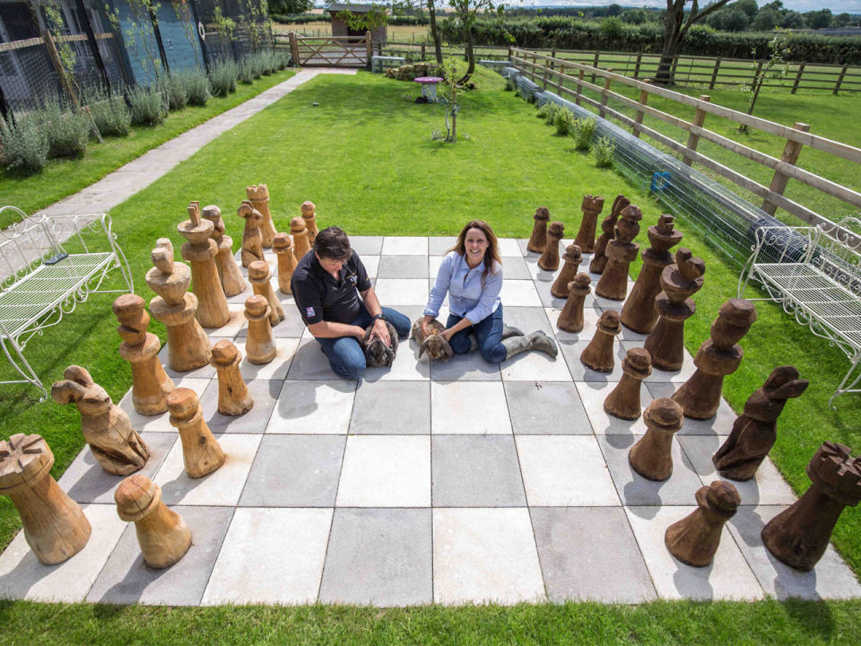 Britisches Paar verwandelt Garten in ein "Alice im Wunderland"-Paradies