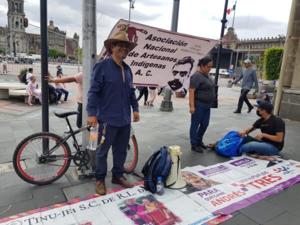 Artesanos a un costado del Zócalo