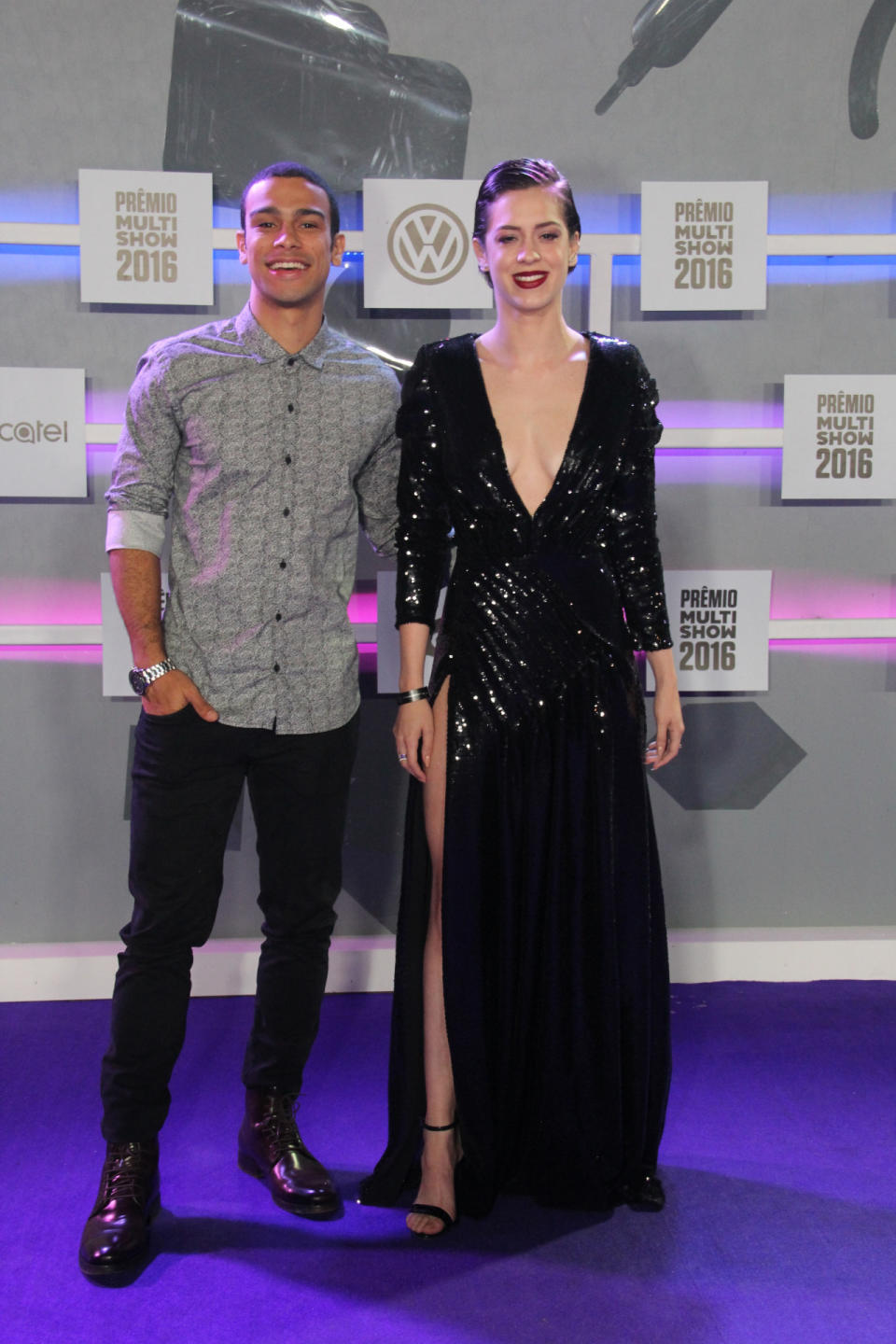 O casal global Sérgio Malheiros e Sophia Abrahão também fez questão de se divertir na premiação que homenageia os artistas de destaque do ano. (Foto: AgNews)