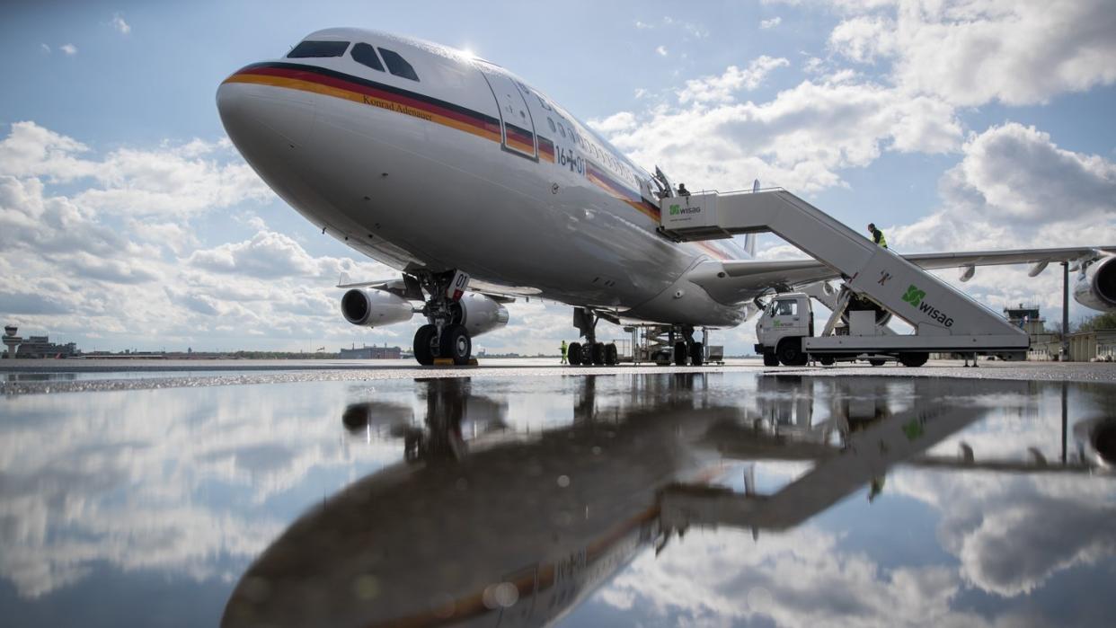 Der Airbus A340 der Luftwaffe «Konrad Adenauer» steht auf dem militärischen Teil des Berliner Flughafens Tegel für den Abflug der Bundeskanzlerin nach Washington DC bereit. Foto: Kay Nietfeld