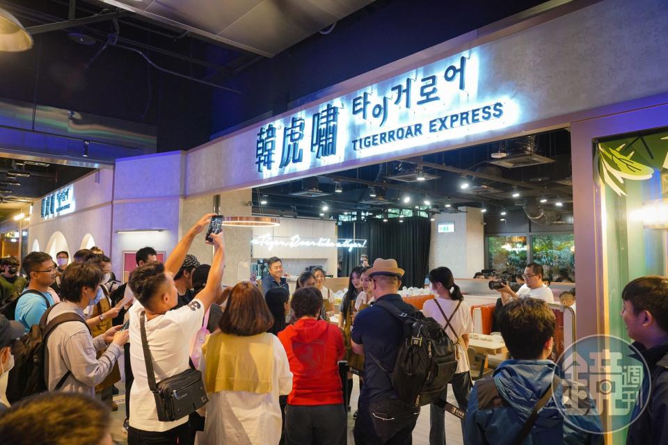韓國啦啦隊女神安芝儇的粉絲為參加見面會，提前到韓虎嘯店面排隊。