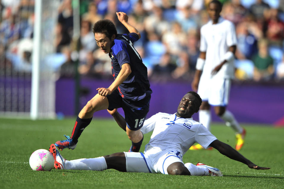 COVENTRY, UNITED KINGDOM - AUGUST 1: Manabu Saito of Japan battles for the ball against Wilmer Crisanto of Hondurasduring the Men's Football first round Group D Match between Japan and Honduras, on Day 5 of the London 2012 Olympic Games at City of Coventry Stadium on August 1, 2012 in Coventry, England. (Photo by Francis Bompard/Getty Images)