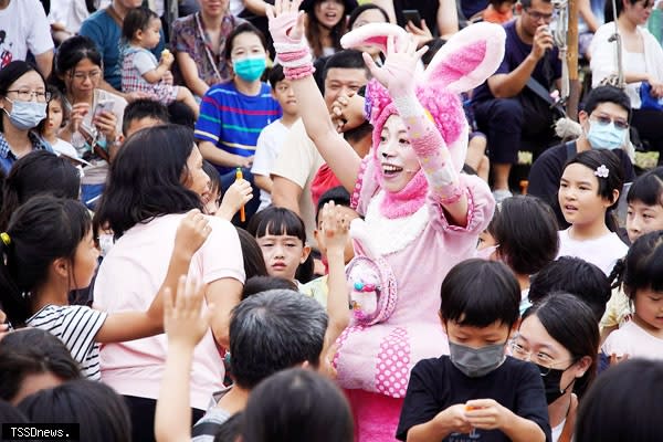 親子藝術節，如果兒童劇團《明星兔運動會》與臺下觀眾互動。