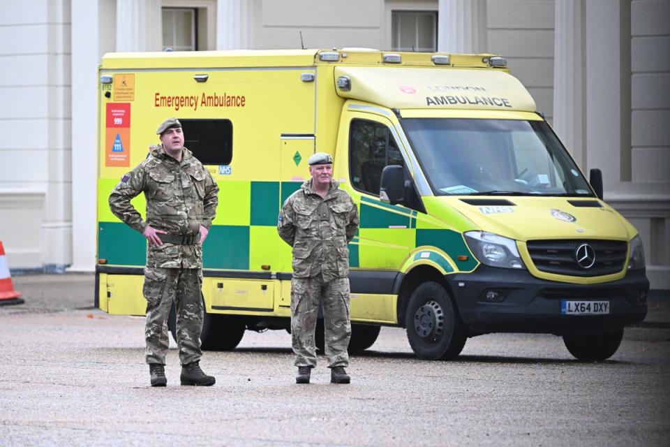 Soldados preparándose para el ataque de ambulancias en los cuarteles de Wellington (Jeremy Selwyn)