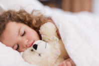 <b>Bien dormir</b> <p> Il faut donner de bonnes habitudes aux enfants en les couchant tôt. Le manque de sommeil peut favoriser le développement du rhume ou de la grippe. La plupart des bébés ont besoin de 14 heures de sommeil par nuit, tandis que les jeunes enfants on besoin de 11 à 13 heures de sommeil par nuit.</p>