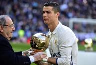 <p>En 2016 le nombraron presidente de honor del Real Madrid y uno de sus primeros actos en el cargo fue la entrega en el Santiago Bernabéu del Balón de Oro de aquel año a Cristiano Ronaldo. (Foto: Gerard Julien / AFP / Getty Images).</p> 