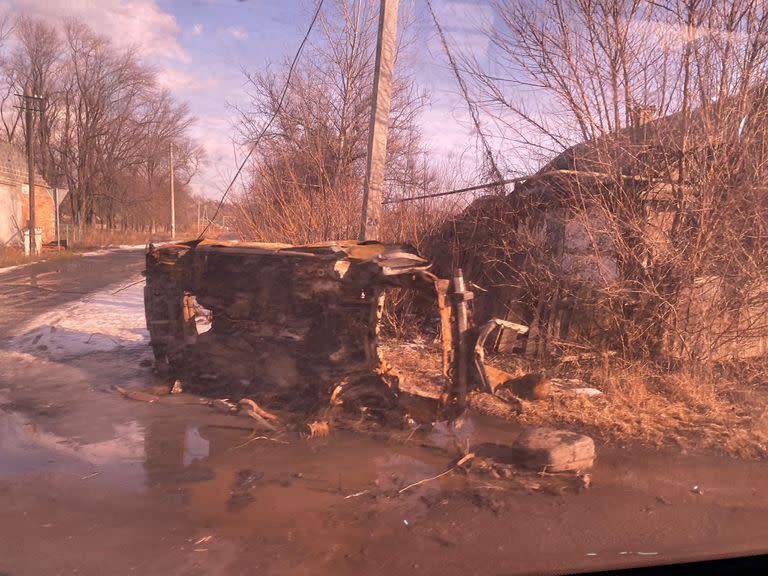 Un auto totalmente destruido en la ciudad de Sivers’k, óblast de Donetsk, parte del distrito de Bakhmut.