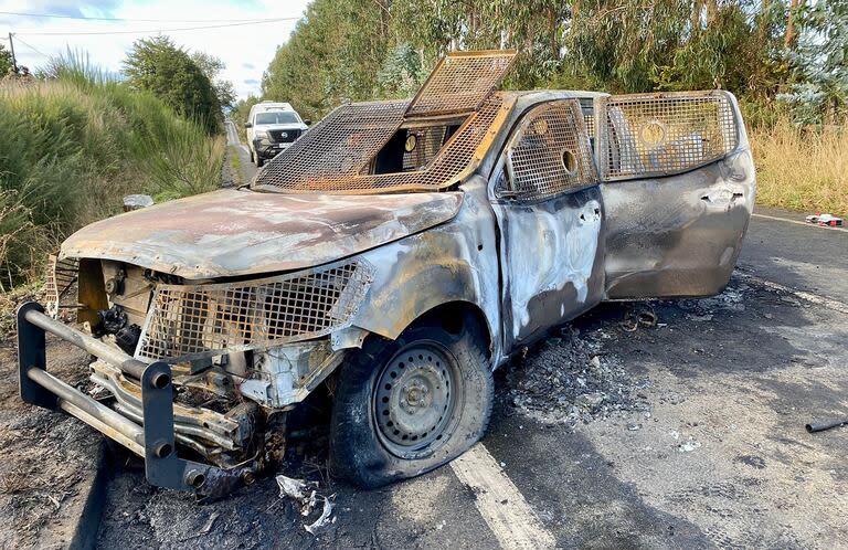 La camioneta incendiada de los tres carabineros asesinados en el sur de Chile, el 27 de abril de 2024 
