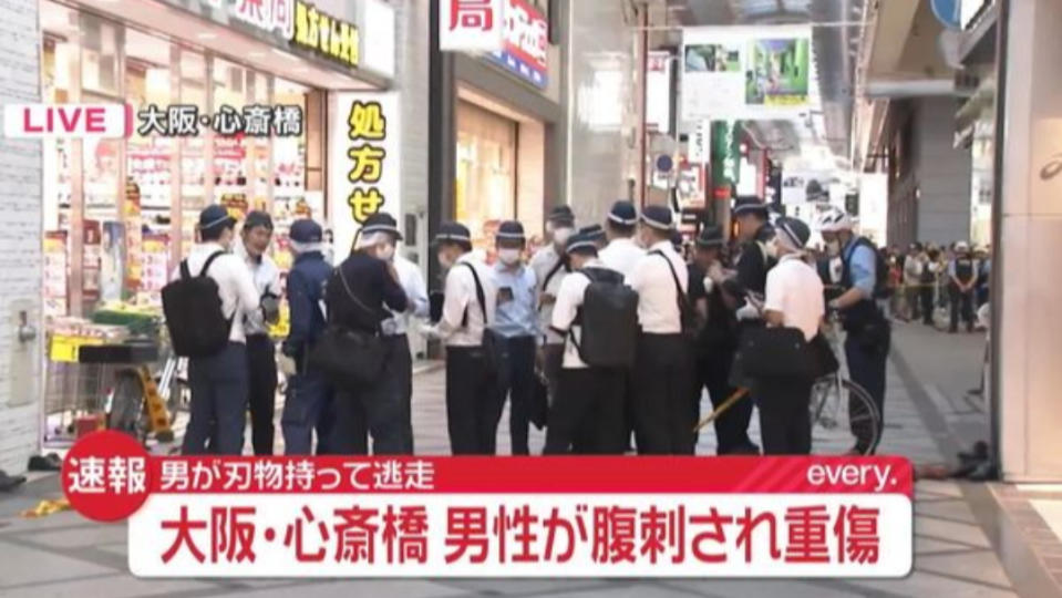 日本大阪市鬧區8月7日下午發生搶案，一名中國籍男子持刀刺傷店員，搶走價值逾6000萬日圓名表後逃逸，2個多小時後在關西機場落網，圖為大阪府警在案發現場蒐證。翻攝livedoor News