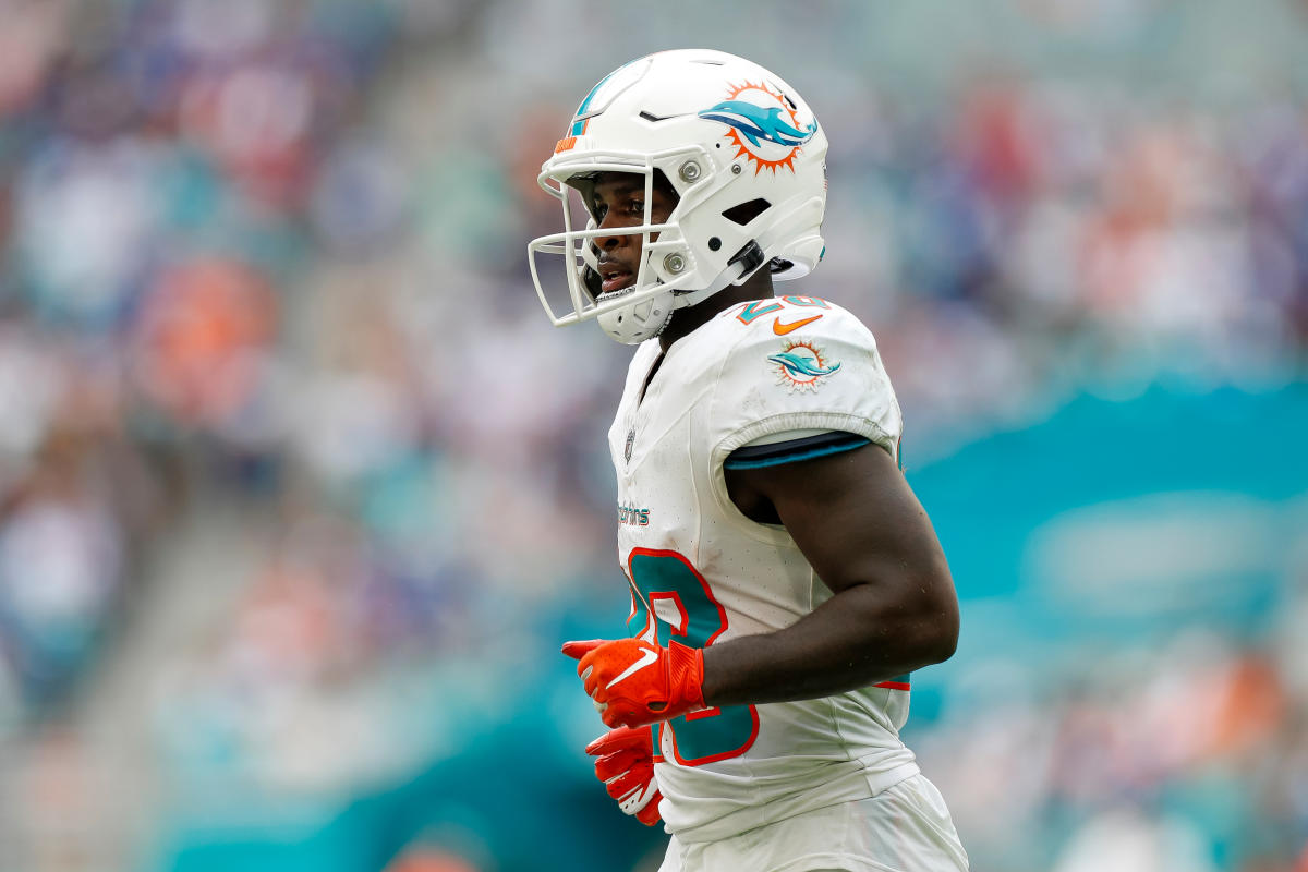 De'Von Achane injury news: Dolphins RB suffers shoulder injury in preseason  Week 2 - DraftKings Network