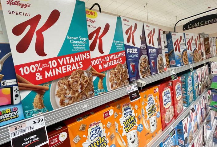 Os produtos de cereais frios da Kellogg's são retratados em um mercado depois que a Kellogg Company anunciou que se dividiria em três empresas independentes, na mais recente reforma corporativa dos EUA com o objetivo de simplificar sua estrutura e aprimorar seu foco no negócio de lanches, em Nova York, EUA, 21 de junho de 2022. REUTERS/Mike Segar