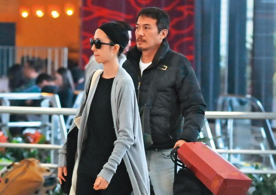 愛情長跑多年，桂綸鎂（左）與戴立忍（右）的戀情超低調，2014年難得在上海機場被拍到同框身影。（東方IC）