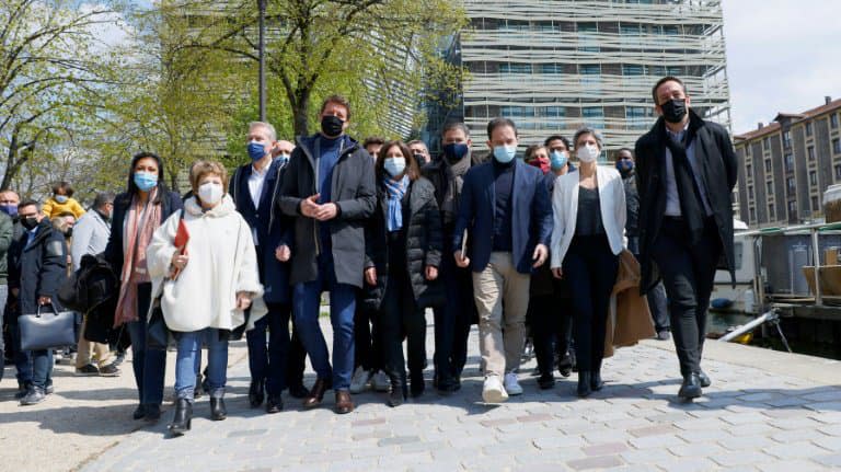 La vingtaine de dirigeants de gauche à l'issue de leur première réunion le 17 avril 2021 à Paris - Thomas SAMSON © 2019 AFP