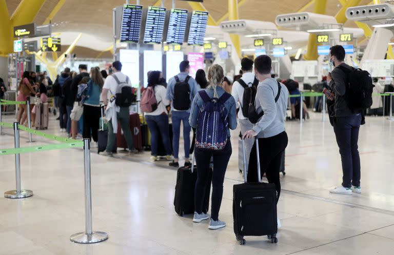 Varios pasajeros en la terminal T4 del Aeropuerto Adolfo Suárez - Madrid Barajas