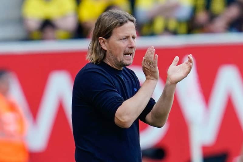FSV Mainz coach Bo Henriksen applauds during the German Bundesliga soccer match between FSV Mainz 05 anbd Borussia Dortmund at the Mewa Arena. Uwe Anspach/dpa