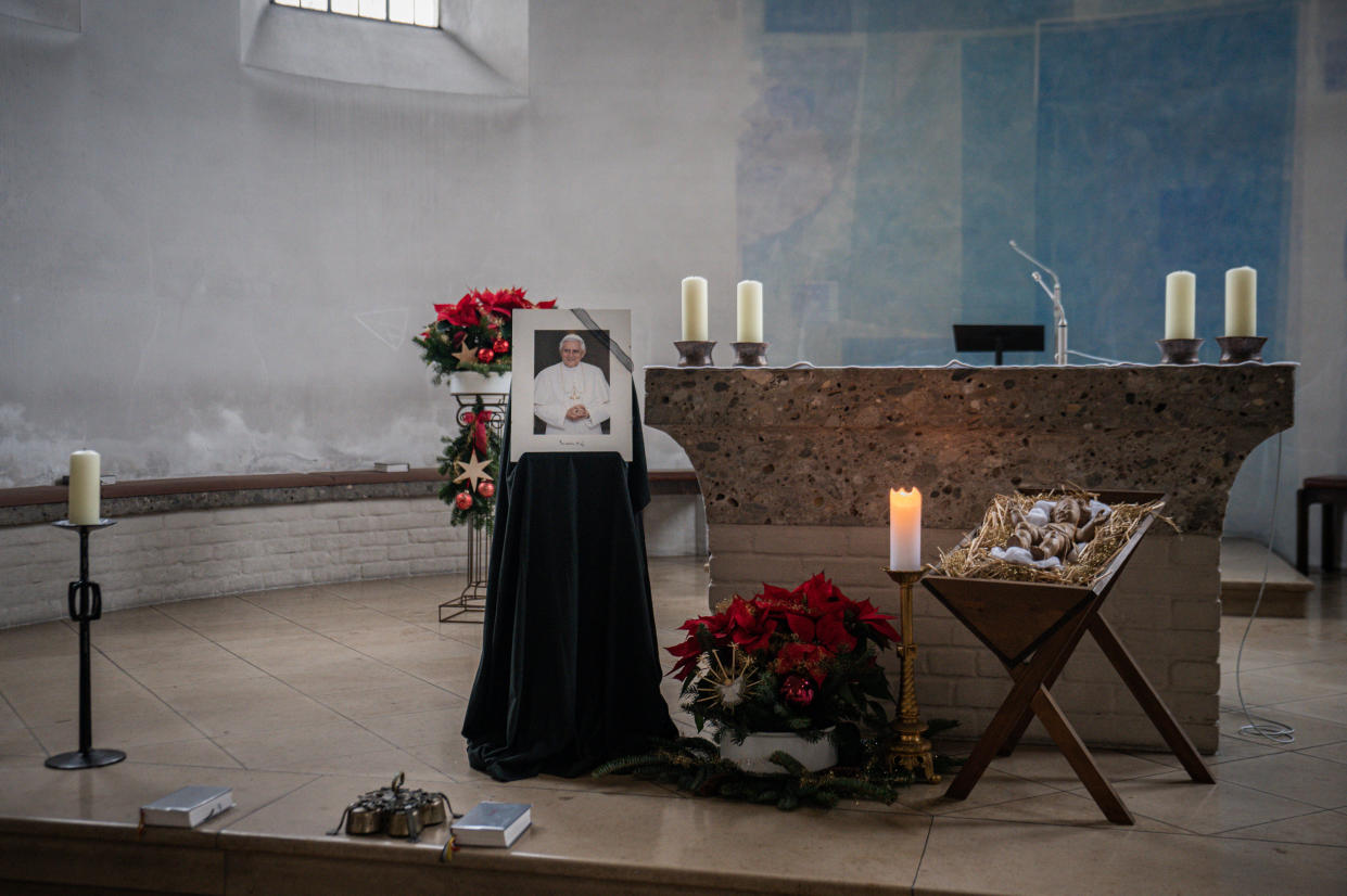 La catedral de la arquidiócesis de Múnich y Frisinga en Alemania. Los partidarios del papa emérito Benedicto XVI señalan que obligó a la Iglesia católica a hacer más fácil deshacerse de los maltratadores. Otros dicen que no fue lo suficientemente lejos. (Lena Mucha/The New York Times)