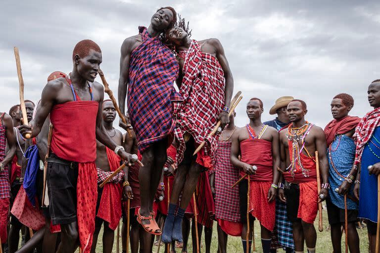 Jóvenes masai realizan su tradicional danza de salto mientras se reúnen para cantar y bailar durante la ceremonia Eunoto en una zona remota cerca de Kilgoris, Kenia, el 18 de agosto de 2023. Cientos de jóvenes masai participan en la ceremonia Eunoto, un rito de iniciación que marca la transición de Moran (joven guerrero) a la edad adulta