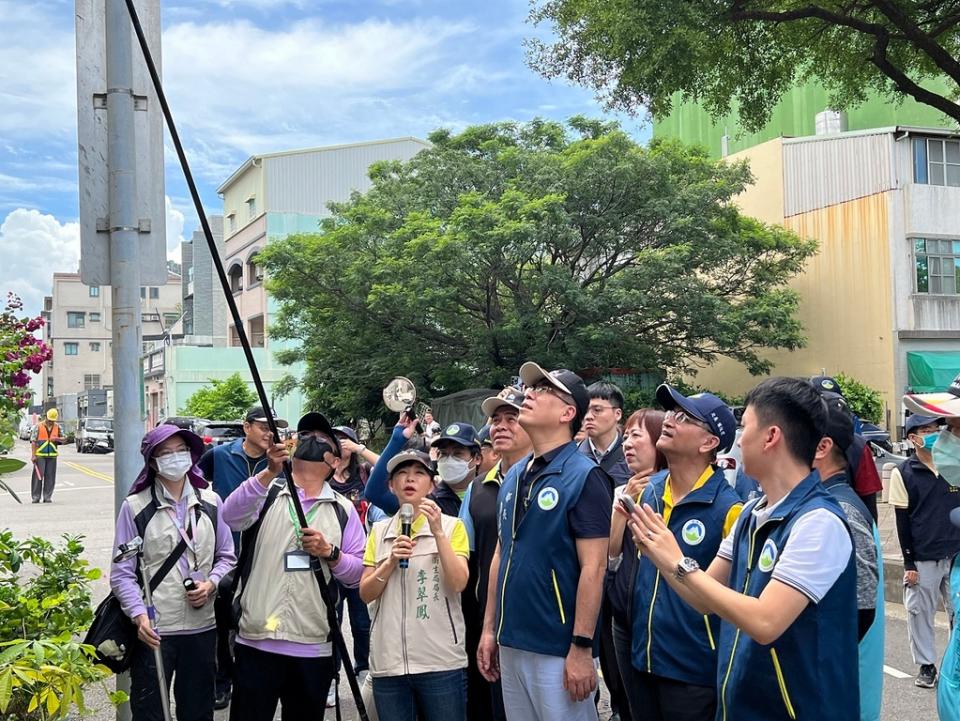 環境部彭啓明部長視察億載里天溝防治情形（圖：環境部）