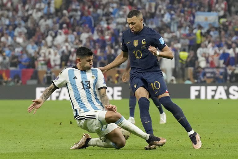 Cristian 'Cuti' Romero intercepta a Kylian Mbappé en la final del Mundial Qatar 2022: durante todo el partido se midieron