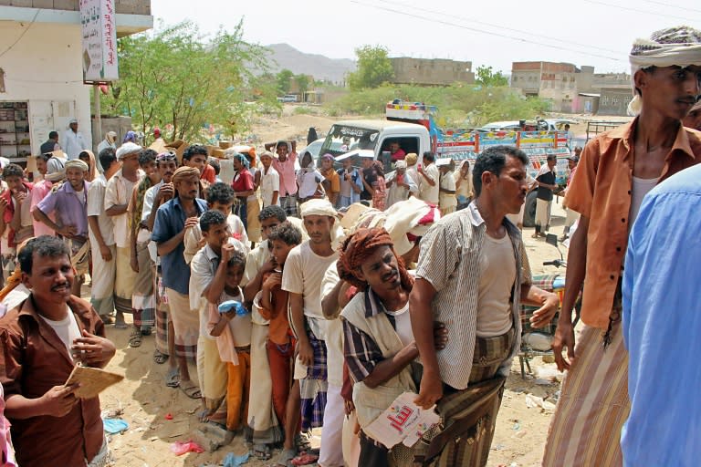 Yemenis displaced by the war ravaging their country line up to receive food aid from the Red Crescent in Hajjah on September 1, 2018