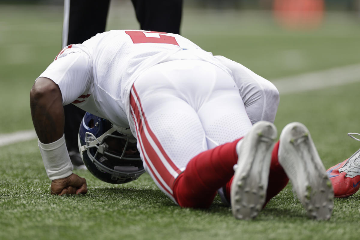 Giants QB Tyrod Taylor takes cart to locker room after taking