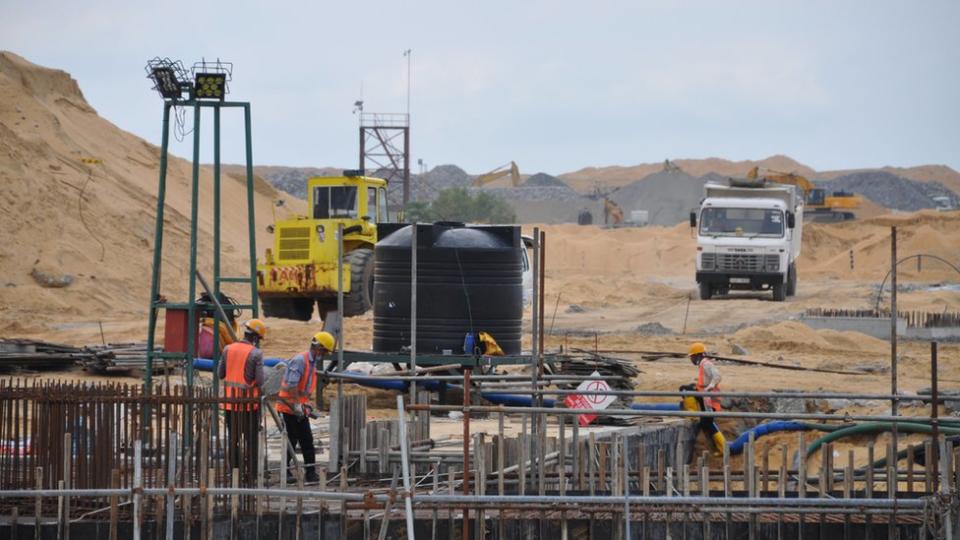 Construcción en marcha en la ciudad portuaria de Colombo.