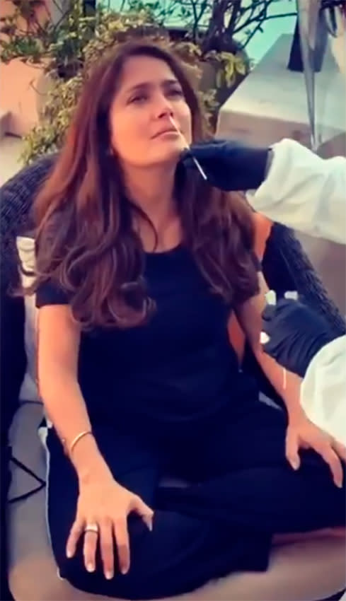 Salma Hayek se somete a una prueba de covid-19