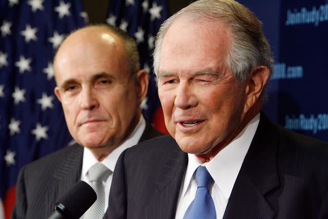 Getty Images News Pat Robertson announces his endorsement of Rudy Giuliani (2007).