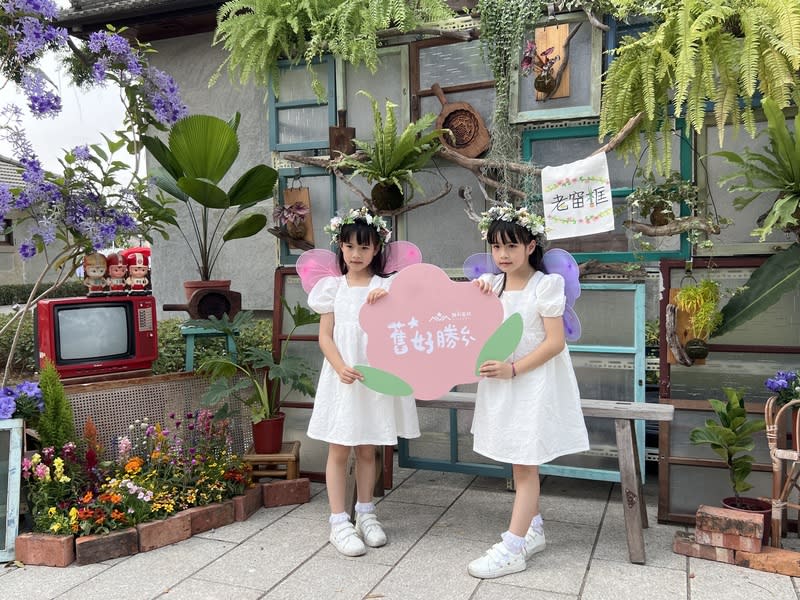 花開勝利親子共享繽紛市集  屏東熱鬧登場 屏東縣政府文化處6日在勝利星村舉辦舊好勝「花開 勝利x親子共享繽紛市集」，以花、親子為主題，現 場打造3座不同風格「花開勝利」攝影棚，小朋友可 化身「春之仙子」留影紀念。 （屏東縣政府提供） 中央社記者黃郁菁傳真  113年4月6日 