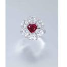<p>El más raro de todos los diamantes de colores es rojo. Esta joya con forma de corazón, de 2.09 quilates, se vendió en 2014 por 4.2 millones de dólares en la casa de subasta Christie’s, en Hong Kong, el precio más alto que se ha pagado por un diamante rojo. (Christie’s) </p>