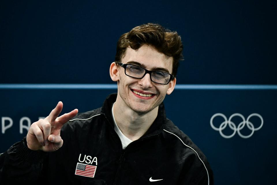 Atlet AS Stephen Nedoroscik membuat tanda V selama kualifikasi senam artistik putra di Olimpiade Paris 2024 di Bercy Arena di Paris, pada 27 Juli 2024. (Foto oleh Gabriel BOUYS / AFP) (Foto oleh GABRIEL BOUYS/AFP via Getty Images)