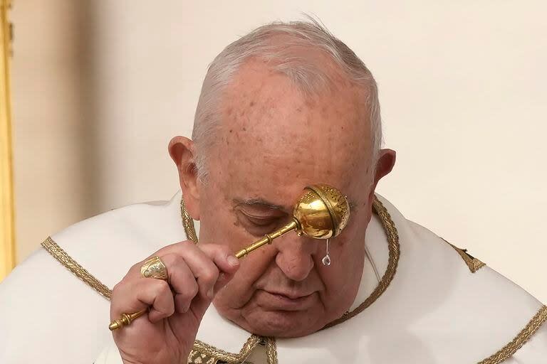 El papa Francisco rocía agua bendita mientras celebra la misa del Domingo de Pascua en la plaza de San Pedro del Vaticano