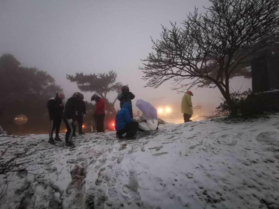 圖為前年陽明山二子坪停車場降雪，民眾玩雪畫面。(資料照／讀者提供)