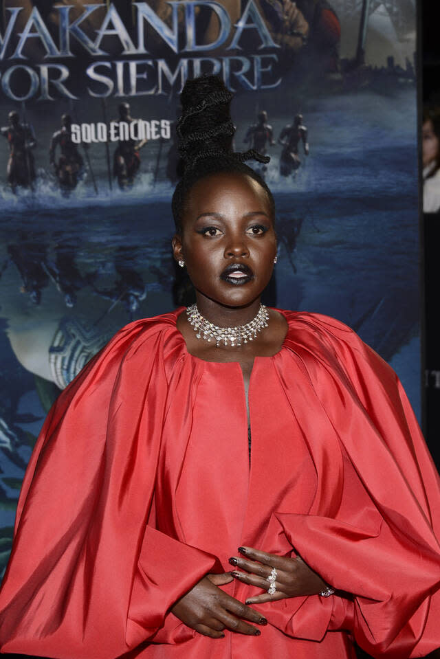 Lupita Nyong'o hat eine moderne Biografie. Die Schauspielerin wurde in Mexico City geboren, ihre Eltern stammen jedoch ursprünglich aus Kenia, wo Lupita aufwuchs. Obwohl viele sie für eine Amerikanerin halten, hat sie Pässe aus Kenia und Mexiko.