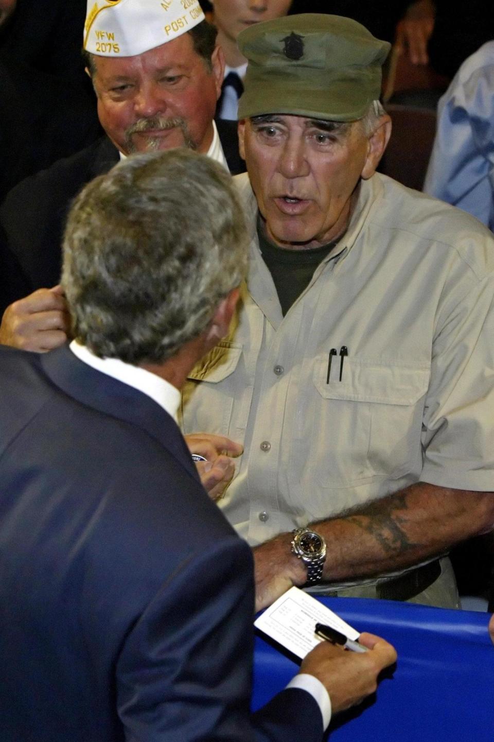 R. Lee Ermey speaks to president George W. Bush in 2005 (REUTERS)