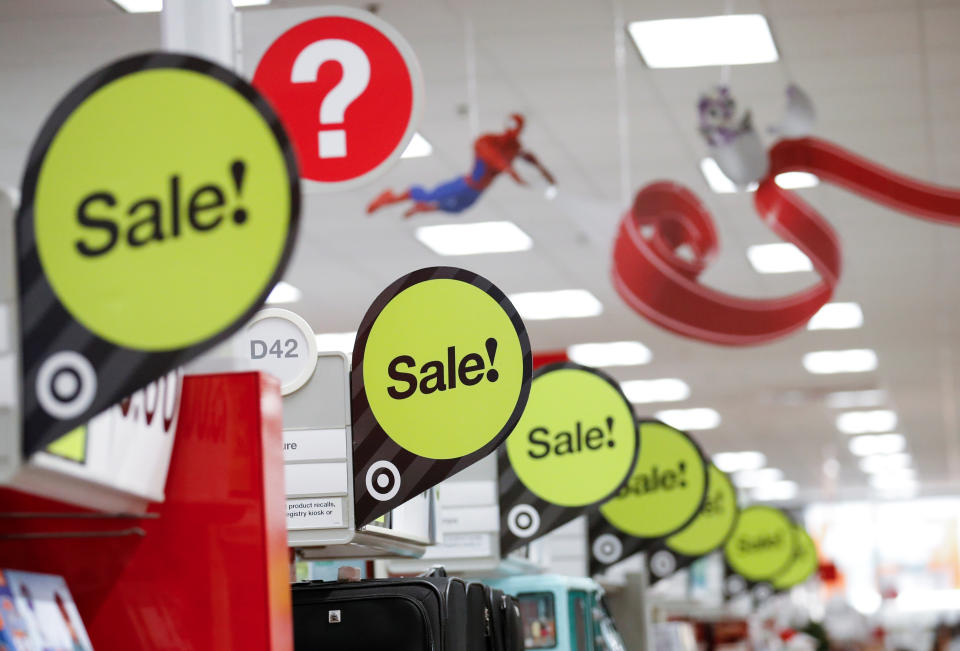 I cartelli indicano articoli in vendita durante l'evento di vendita del Black Friday il giorno del Ringraziamento al Target di Chicago, Illinois, 23 novembre 2017. REUTERS/Kamil Krzaczynski