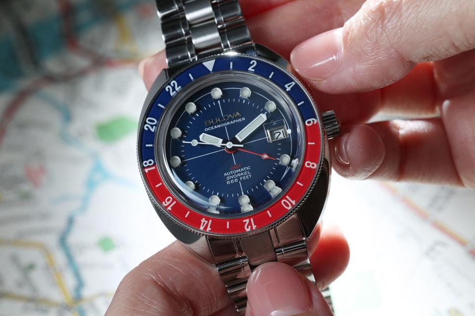 BULOVA Oceanographer GMT 96B405，「百事圈」配色，定價NT$41,800。