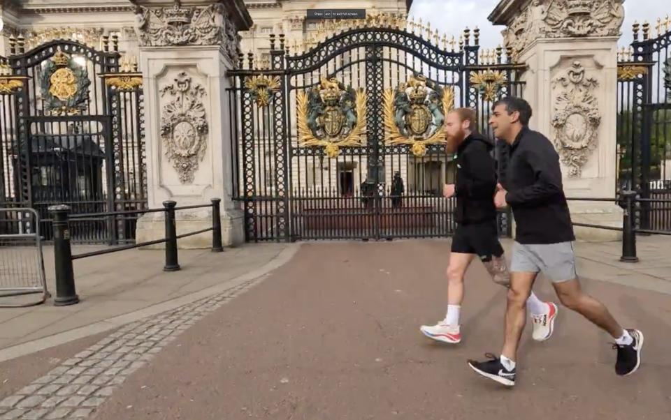 Rishi Sunak and Russ Cook run past the gates of Buckingham Palace