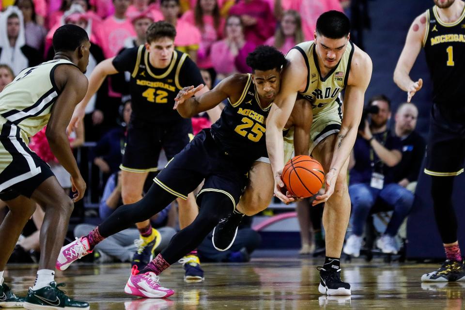 Michigan forward Jace Howard and Purdue center Zach Edey battle for the loose ball during the second half at Crisler Center in Ann Arbor on Thursday, Jan. 26, 2023.