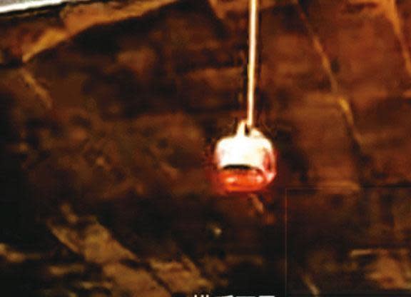 綁匪從高架橋上垂掛吊籃，要彭雪芬將贖金和手機放進籃內後取走。圖為示意畫面。（東森新聞提供）