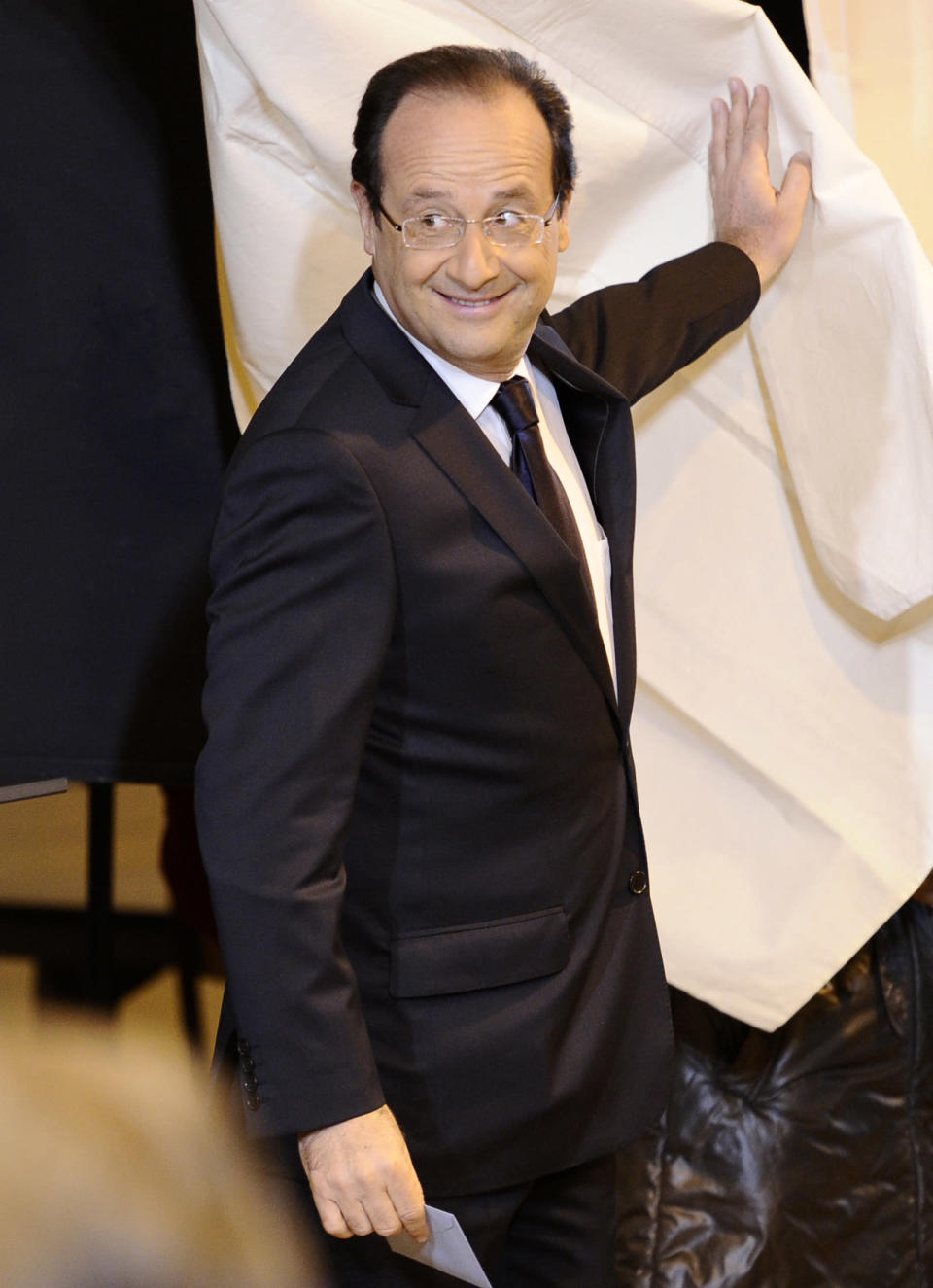 10h30. Dans son fief corrézien, le candidat PS François Hollande se rend dans son bureau de vote de Tulle pour glisser son bulletin dans l'urne. AFP/Fred Dufour