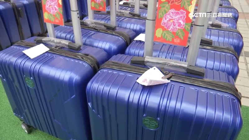 中部2家百貨公司推出「行李箱福袋」吸引不少人氣。