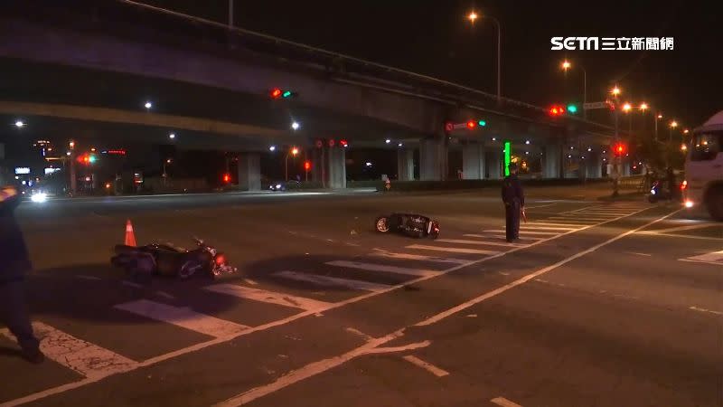 2台機車在路口發生碰撞，車輛雙雙倒地。