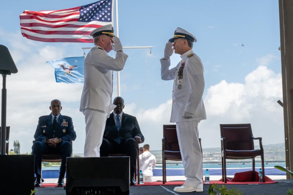 美軍印太司令部在夏威夷舉行新舊任司令交接儀式，左為新任印太司令帕帕羅上將。翻攝X平台