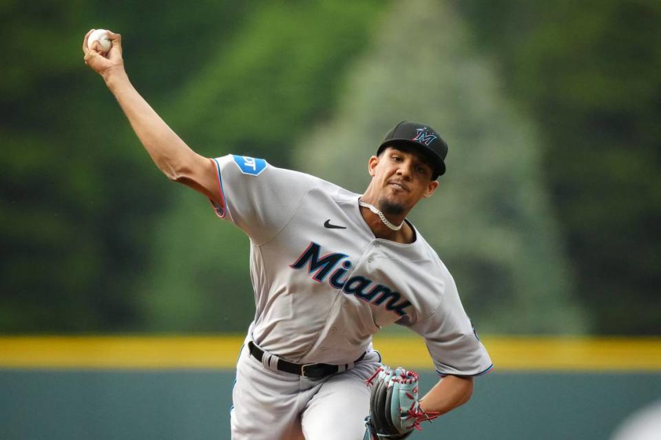 El abridor de los Marlins Eury Pérez lanza en el primer inning del partido ante los Rockies de Colorado, celebrado el 23 de mayo de 2023 en Colorado.