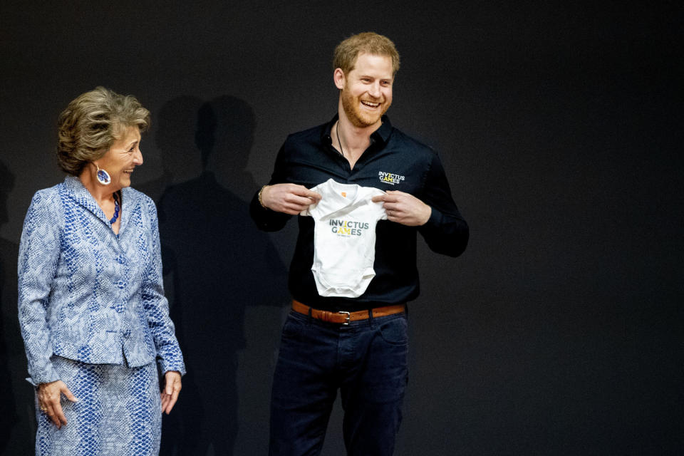 Prinz Harry mit dem Invictus Games-Strampler für seinen Neugeborenen. (Photo by Patrick van Katwijk/Getty Images)