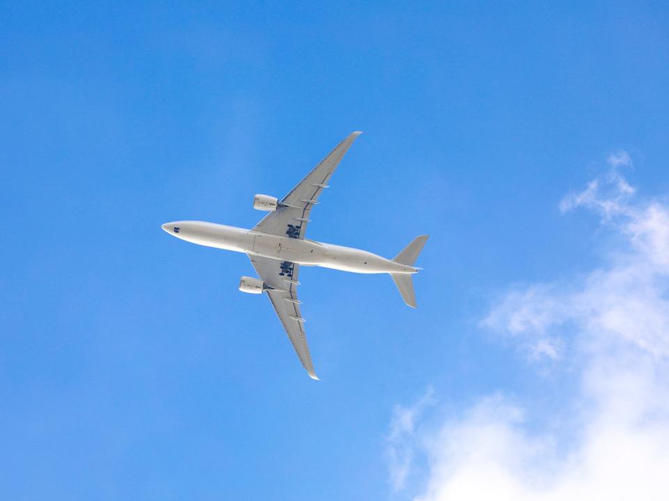 Ein Blick von unten auf einen Airbus gegen den Himmel. - Copyright: DigiPub/Getty Images